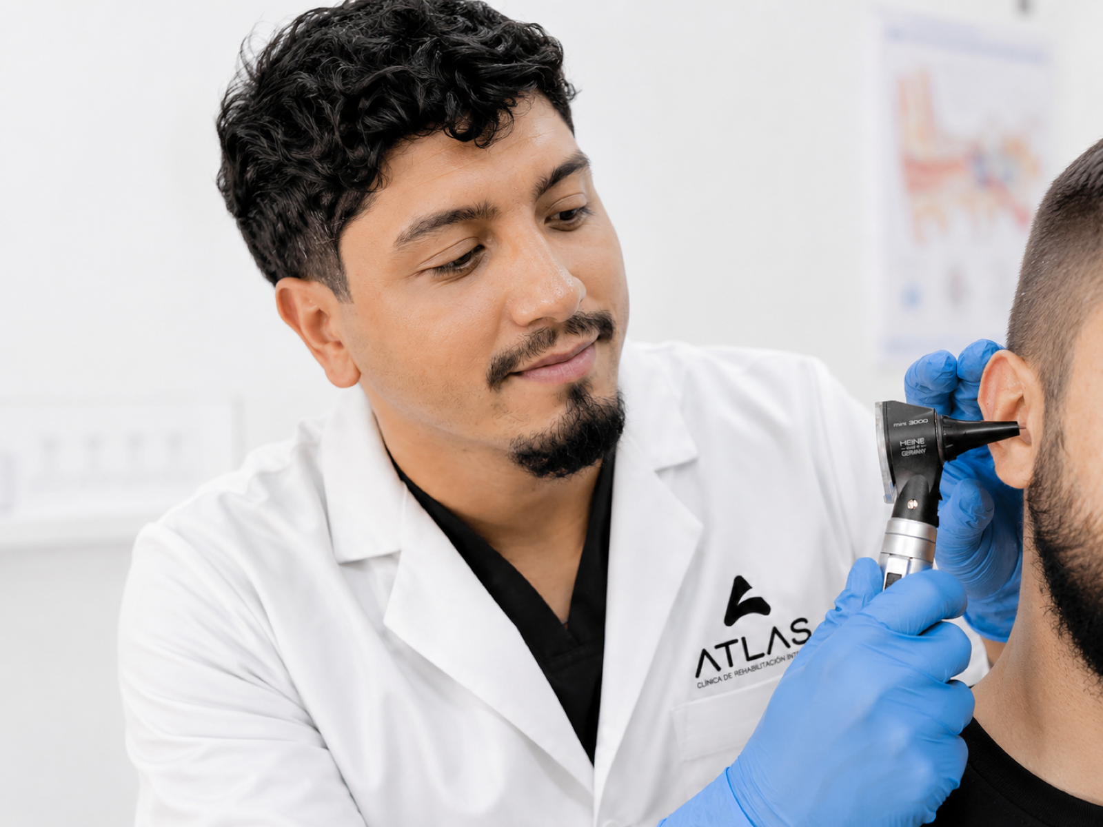 Dr. Tomas Gonzalez Salcedo realizando consulta de otorrinolaringología en La Serena